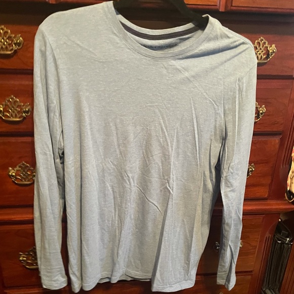 Men’s light blue Banana Republic long sleeve t shirt. Size medium.